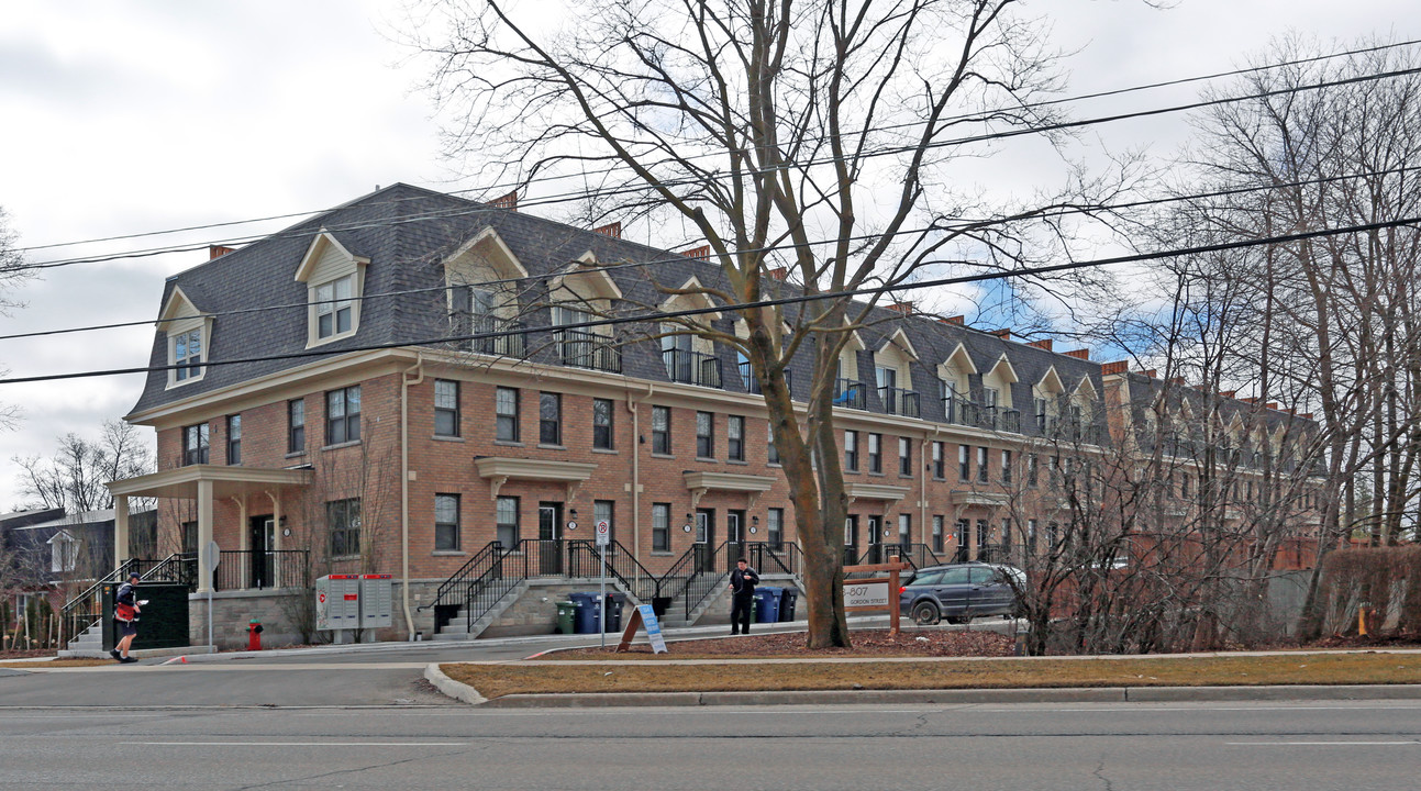 Gordon Terrace in Guelph, ON - Building Photo