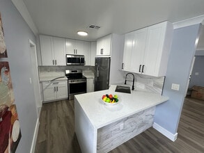 814 SW 12th Pl in Fort Lauderdale, FL - Building Photo - Building Photo