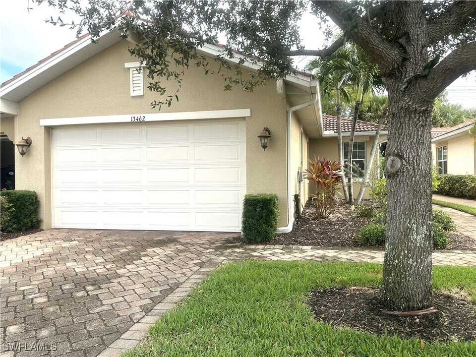 13462 Kent St in Naples, FL - Building Photo