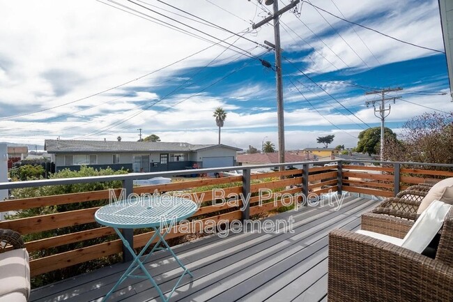 1582 Vallejo St in Seaside, CA - Foto de edificio - Building Photo