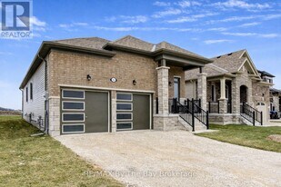 15 Union Blvd in Clearview, ON - Building Photo