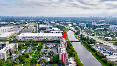 2200 S Cypress Bend Dr in Pompano Beach, FL - Building Photo - Building Photo