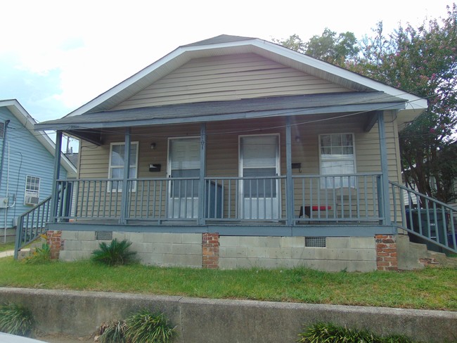 1107 Oak St in Columbia, SC - Foto de edificio - Building Photo