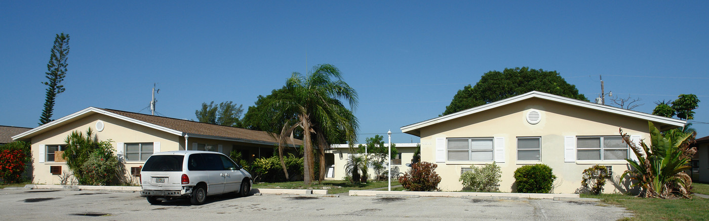 4818 Lucaya Dr in Cape Coral, FL - Building Photo