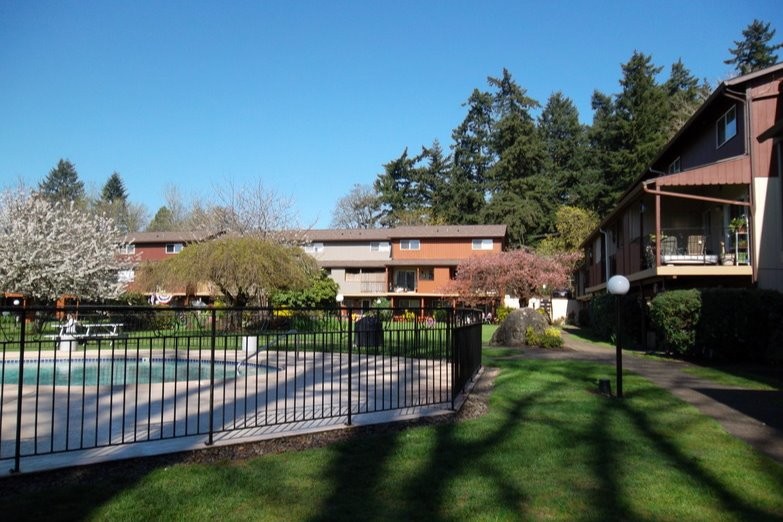 Oak Grove Village Apartments in Milwaukie, OR - Building Photo