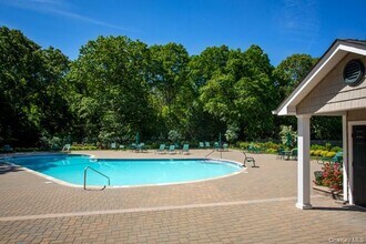 1103 Joyner Pl in Coram, NY - Foto de edificio - Building Photo