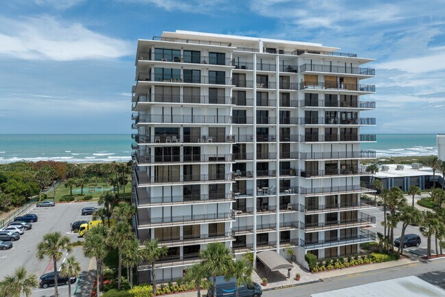 2100 Tower Condominium in Cocoa Beach, FL - Foto de edificio - Building Photo