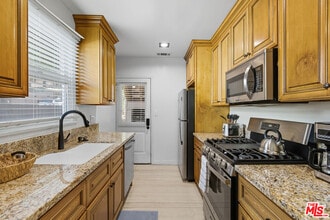 3316 Barham Blvd in Los Angeles, CA - Building Photo - Building Photo