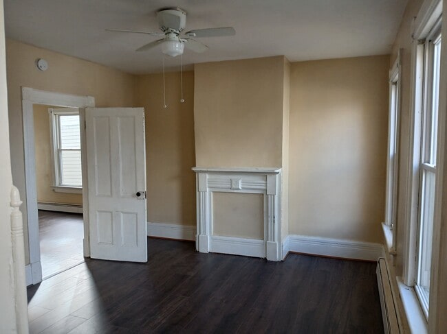 139 N Clinton St, Unit Apt 2 in Poughkeepsie, NY - Building Photo - Building Photo