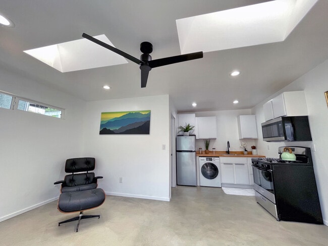 5618 Raber St, Unit 5620 in Los Angeles, CA - Building Photo - Building Photo