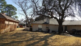 825 Skylark Dr in Denton, TX - Building Photo
