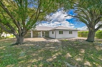 1716 SE 12th St in Cape Coral, FL - Building Photo - Building Photo