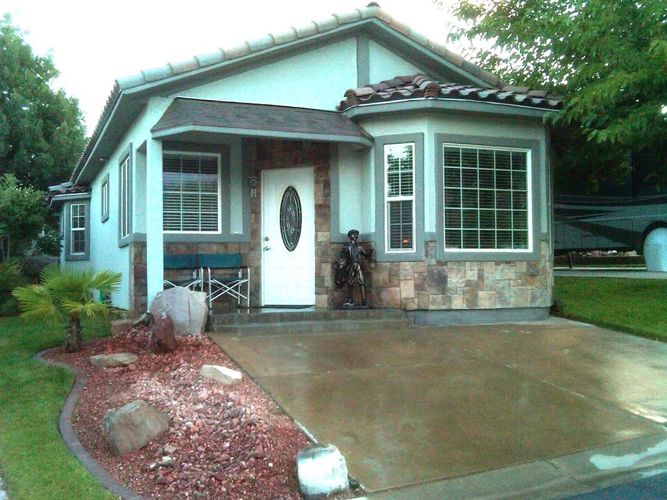 33 Cottonwood Ln in Hurricane, UT - Building Photo