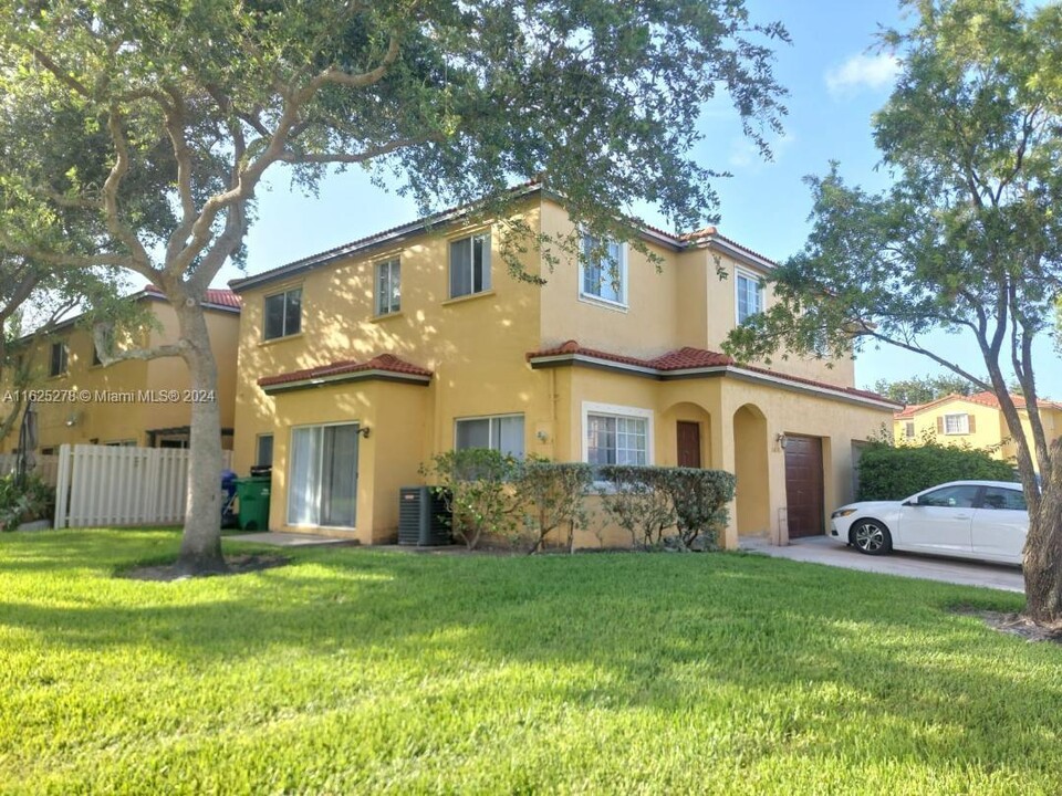 10161 SW 21st St in Miramar, FL - Building Photo