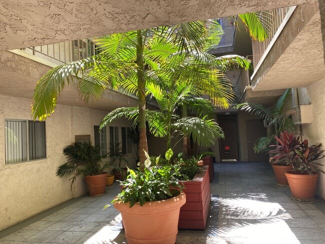 9344 National Blvd, Unit 14 in Los Angeles, CA - Foto de edificio - Building Photo