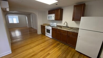 444 Central Ave, Unit 1st, right in Pawtucket, RI - Building Photo - Building Photo