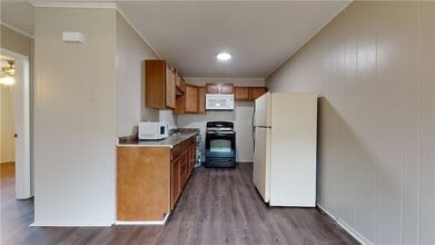 204 Lynn Dr, Unit D in Bryan, TX - Building Photo - Building Photo