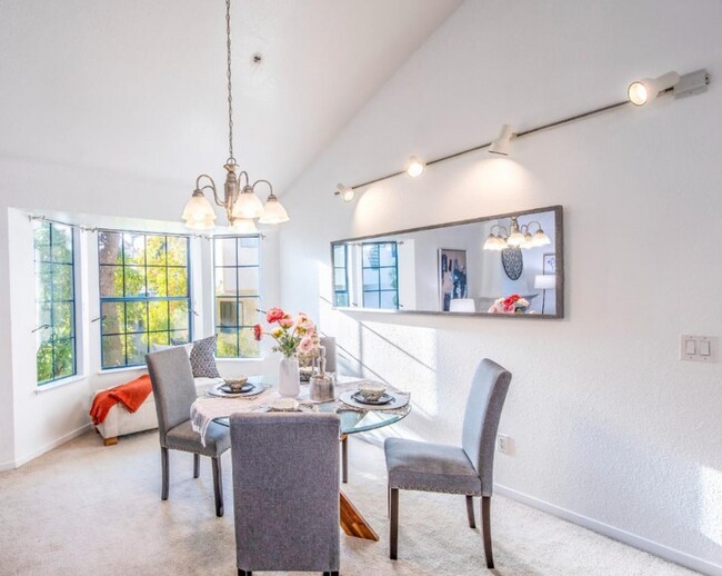 10272 Danube Dr in Cupertino, CA - Foto de edificio - Building Photo