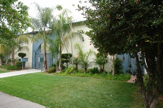 1147-1151 Irving Ave in Glendale, CA - Foto de edificio - Building Photo