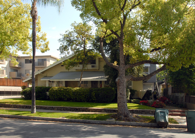 552 S Oakland Ave in Pasadena, CA - Foto de edificio - Building Photo