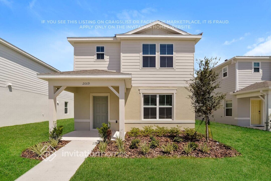 2009 Tohoqua Blvd in Kissimmee, FL - Building Photo