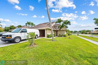 13924 Folkestone Cir in Wellington, FL - Building Photo - Building Photo
