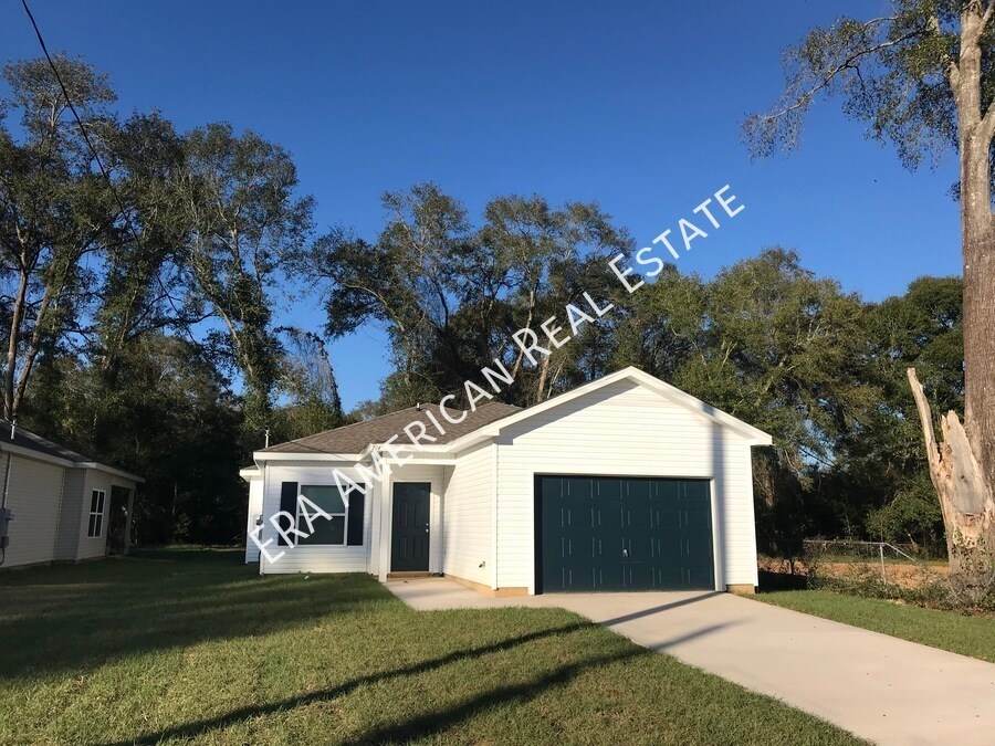 714 Robinson Ave E in Crestview, FL - Building Photo