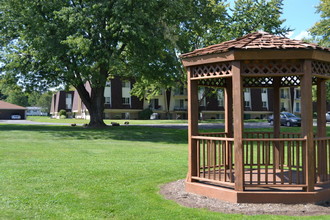 Penn Grove and Colony Apartments in Grove City, PA - Foto de edificio - Building Photo