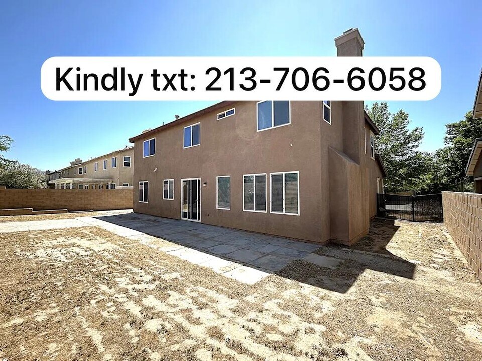 43868 Hampton St in Lancaster, CA - Building Photo