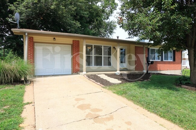 2335 Bramble Ln in Florissant, MO - Building Photo - Building Photo
