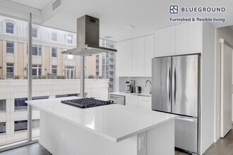 8 E Huron St in Chicago, IL - Building Photo - Building Photo