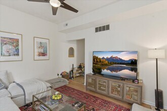 3144 N Southport Ave, Unit CH2 in Chicago, IL - Building Photo - Building Photo