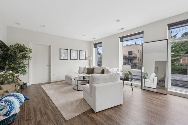 1045 W Cornelia Ave in Chicago, IL - Building Photo - Building Photo
