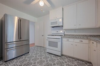 5513 Fairdale Ln in Houston, TX - Building Photo - Building Photo