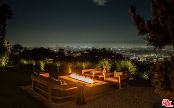2505 Carman Crest Dr in Los Angeles, CA - Building Photo - Building Photo
