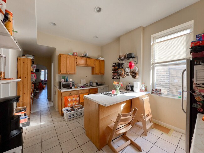 1326 N Artesian Ave, Unit J01P in Chicago, IL - Building Photo - Building Photo