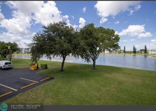 2053 Cornwall E in Boca Raton, FL - Foto de edificio - Building Photo