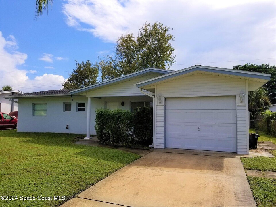 2645 Hopi Dr in Melbourne, FL - Building Photo