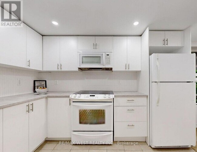 138 Armitage Dr in Newmarket, ON - Building Photo - Building Photo