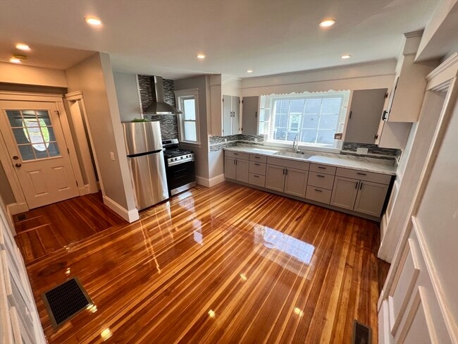 28 Albertina St