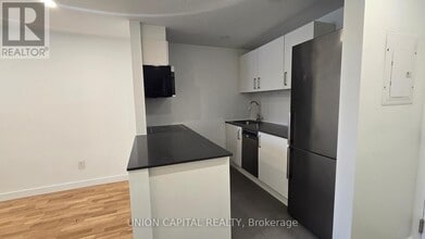 407-230-230 Oak St in Toronto, ON - Building Photo - Building Photo
