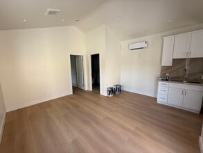 4931 Placidia Ave, Unit 4933 in North Hollywood, CA - Building Photo - Building Photo
