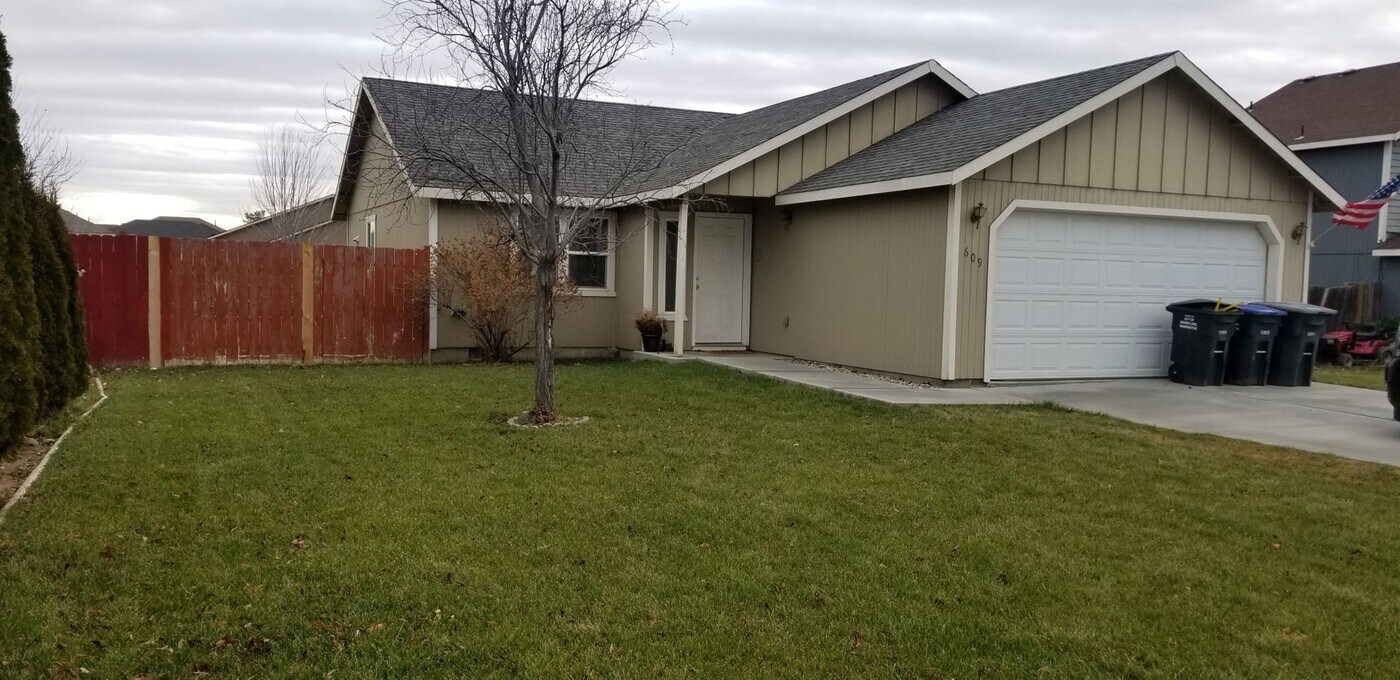 609 N Pennsylvania St in Moses Lake, WA - Building Photo
