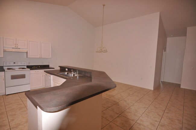 6745 Dairy Rd, Unit 1 in Zephyrhills, FL - Foto de edificio - Building Photo