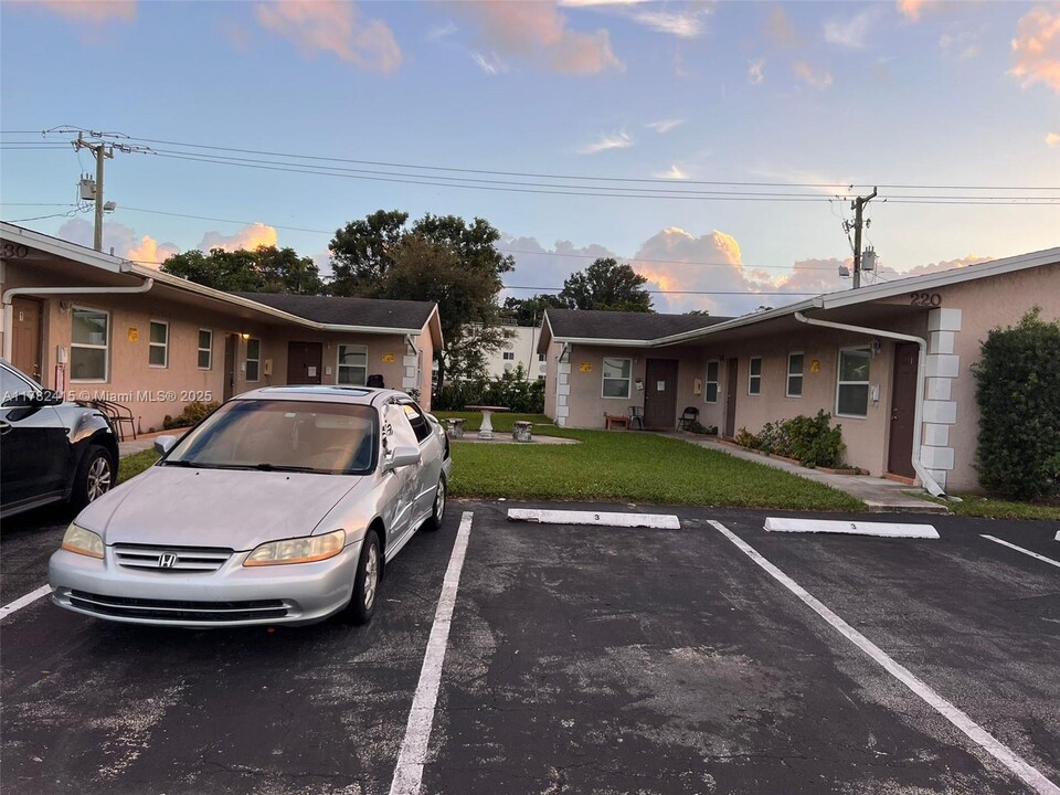 220 NE 40th St in Oakland Park, FL - Building Photo