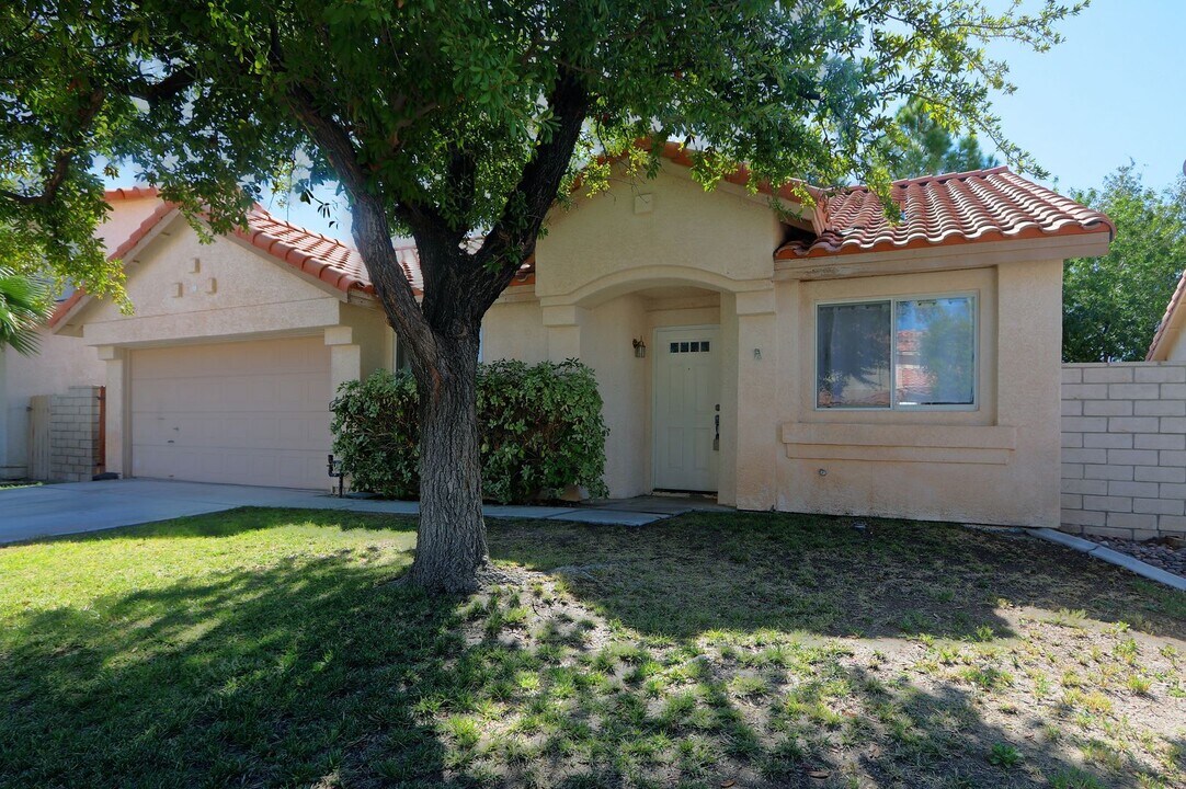 1521 Desert Ridge Ave in North Las Vegas, NV - Building Photo