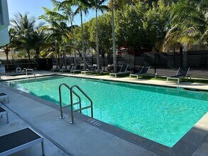 13800 Highland Dr in North Miami Beach, FL - Building Photo - Building Photo