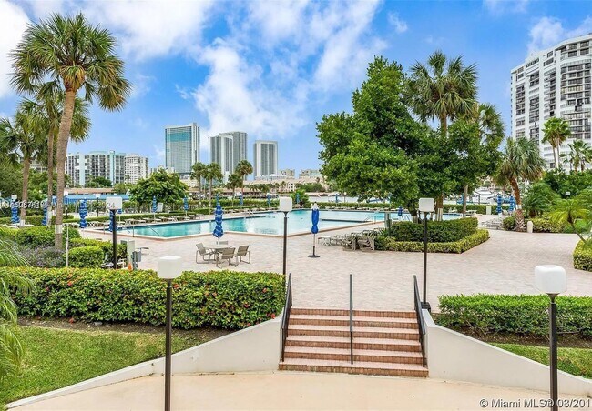 2500 Parkview Dr, Unit 1214 in Hallandale Beach, FL - Building Photo - Building Photo