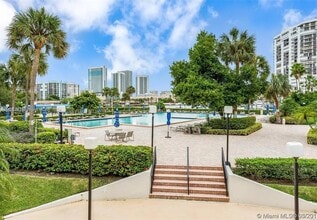 2500 Parkview Dr in Hallandale Beach, FL - Building Photo - Building Photo