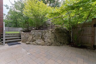 8 Benjamin Pl, Unit 2 in Chestnut Hill, MA - Foto de edificio - Building Photo